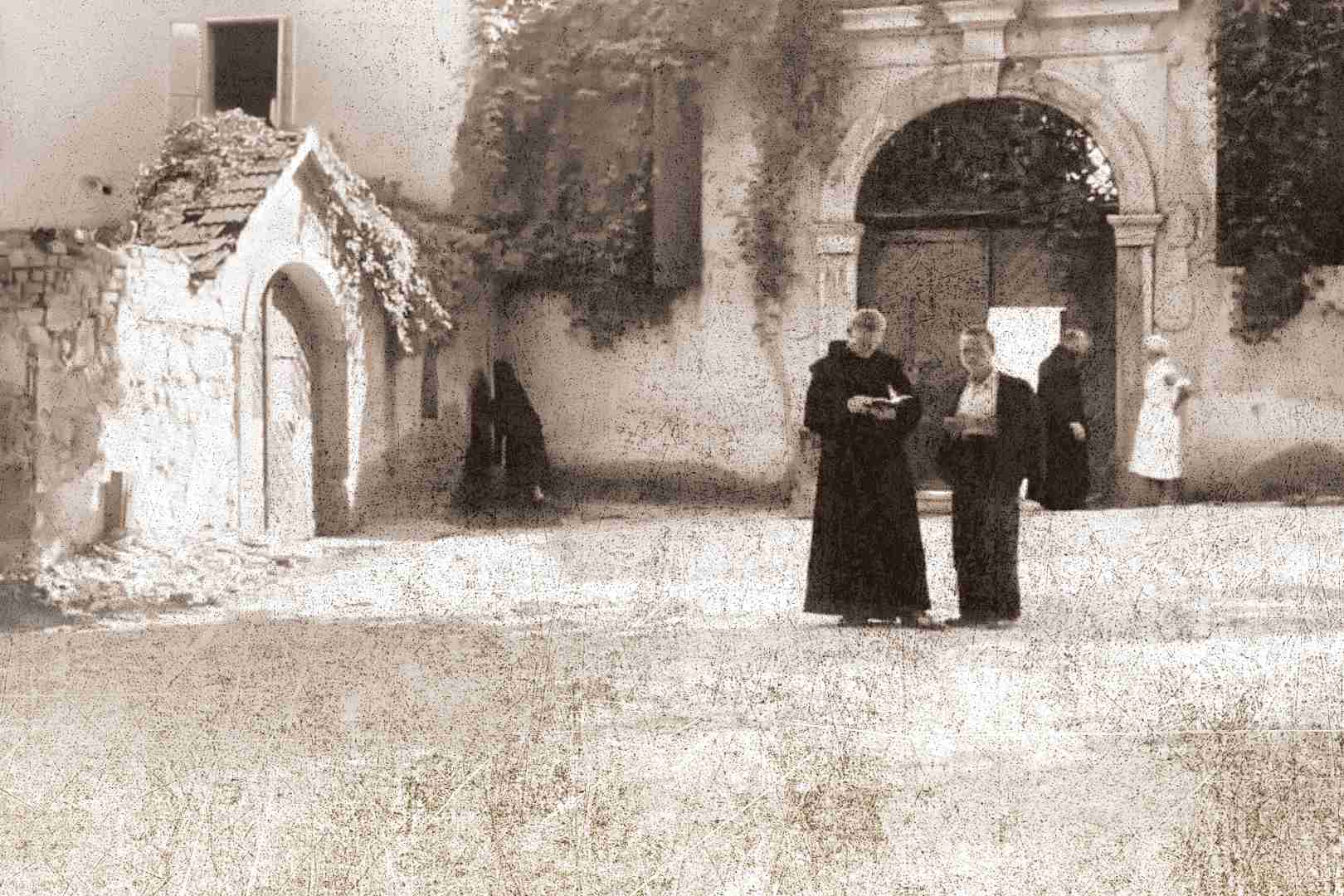karmel-sepia-historia-przybycie